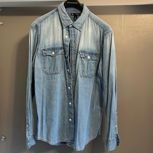 Gap men’s classic fit denim button-down chambray shirt size medium great cond